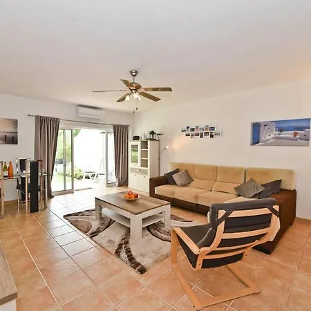 Beautiful Air Conditioned One Bedroom Apartment *